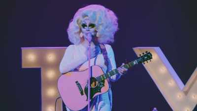[audience laughing] - Trixie Mattel: Skinny Legend