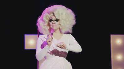 [audience laughing] - Trixie Mattel: Skinny Legend