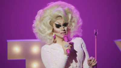 [audience laughing] - Trixie Mattel: Skinny Legend