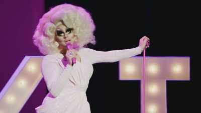 [audience laughing] - Trixie Mattel: Skinny Legend