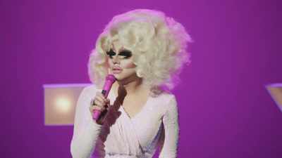 [audience laughing] - Trixie Mattel: Skinny Legend