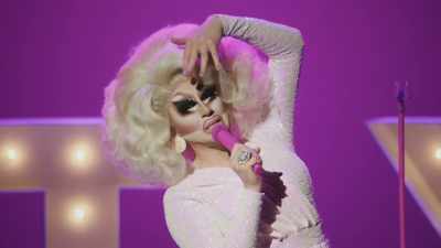 [audience laughing] - Trixie Mattel: Skinny Legend