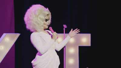 [audience laughing] - Trixie Mattel: Skinny Legend