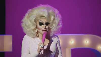 [audience laughing] - Trixie Mattel: Skinny Legend