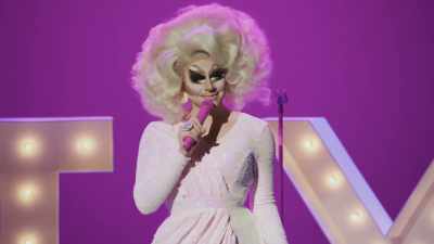 [audience laughing] - Trixie Mattel: Skinny Legend