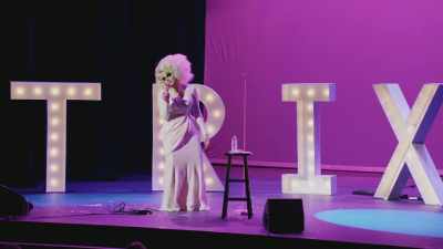 [audience laughing] - Trixie Mattel: Skinny Legend