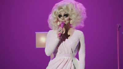 [audience laughing] - Trixie Mattel: Skinny Legend