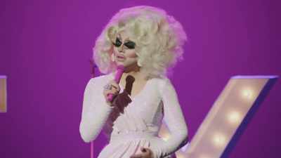 [audience laughing] - Trixie Mattel: Skinny Legend