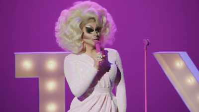 [audience laughing] - Trixie Mattel: Skinny Legend