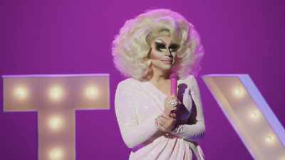 [audience laughing] - Trixie Mattel: Skinny Legend