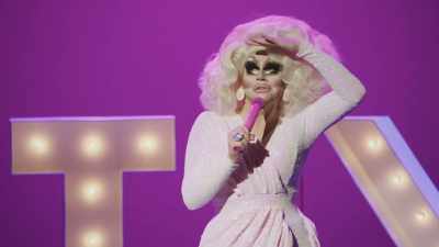 [audience laughing] - Trixie Mattel: Skinny Legend