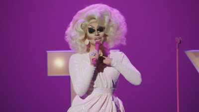 [audience laughing] - Trixie Mattel: Skinny Legend
