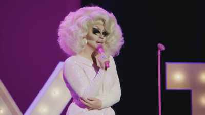 [audience laughing] - Trixie Mattel: Skinny Legend