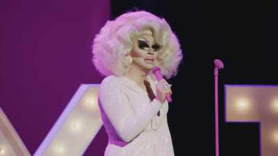 [audience laughing] - Trixie Mattel: Skinny Legend