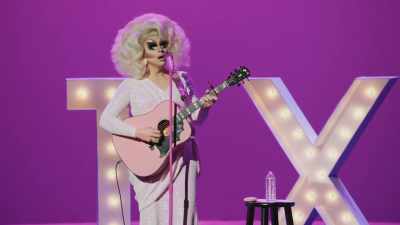 [audience laughing] - Trixie Mattel: Skinny Legend