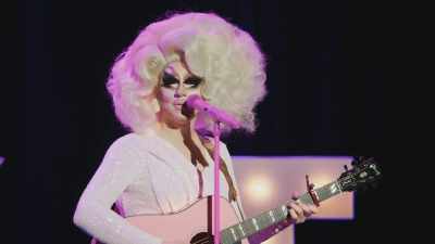 [audience laughing] - Trixie Mattel: Skinny Legend