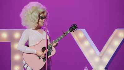 [audience laughing] - Trixie Mattel: Skinny Legend