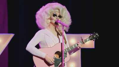 [audience laughing] - Trixie Mattel: Skinny Legend