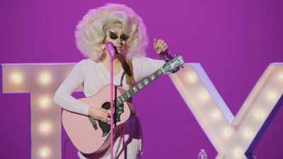 [audience laughing] - Trixie Mattel: Skinny Legend