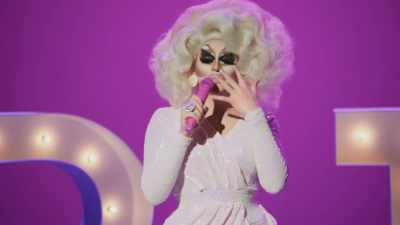 [audience laughing] - Trixie Mattel: Skinny Legend