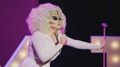 [audience laughing] - Trixie Mattel: Skinny Legend