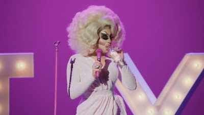 [audience laughing] - Trixie Mattel: Skinny Legend