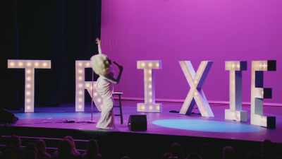 [audience laughing] - Trixie Mattel: Skinny Legend