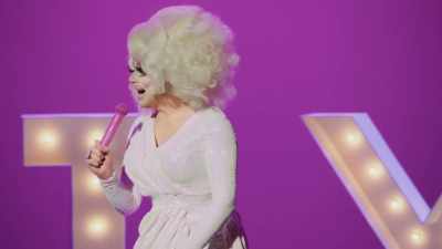 [audience laughing] - Trixie Mattel: Skinny Legend
