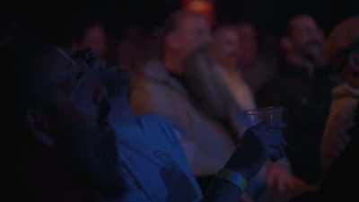 [audience laughing] - Dave Attell: Hot Cross Buns