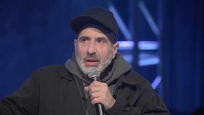 [audience laughing] - Dave Attell: Hot Cross Buns