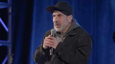 [audience laughing] - Dave Attell: Hot Cross Buns