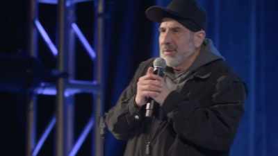 [audience laughing] - Dave Attell: Hot Cross Buns