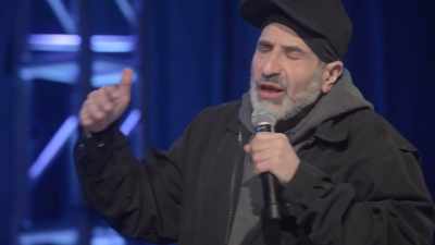 [audience laughing] - Dave Attell: Hot Cross Buns