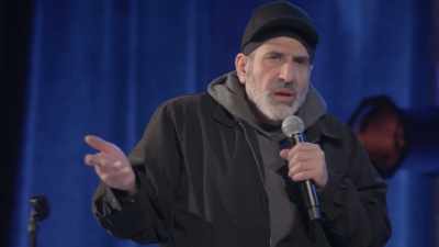 [audience laughing] - Dave Attell: Hot Cross Buns