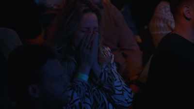 [audience laughing] - Dave Attell: Hot Cross Buns