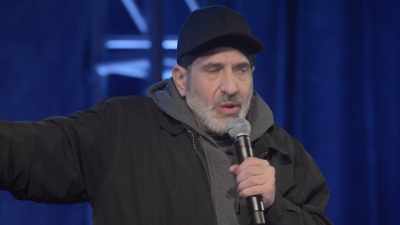 [audience laughing] - Dave Attell: Hot Cross Buns