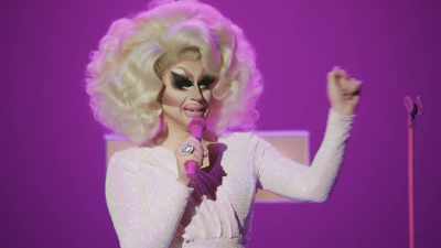 [audience laughing]
[Trixie laughing] - Trixie Mattel: Skinny Legend