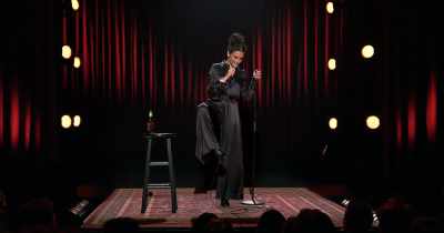 -[audience laughs]
-[chuckles] - Jenny Slate: Stage Fright