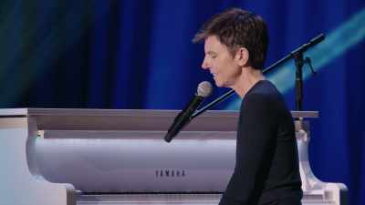 [audience laughs] - Tig Notaro: Hello Again