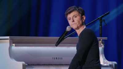 [audience laughs] - Tig Notaro: Hello Again