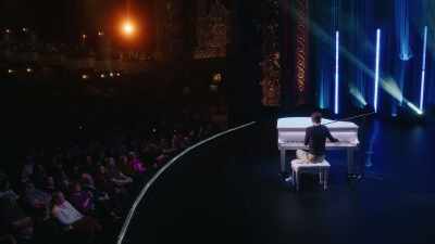 [audience laughs] - Tig Notaro: Hello Again