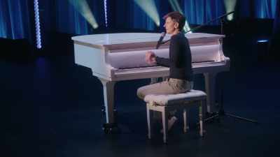 [audience laughs] - Tig Notaro: Hello Again
