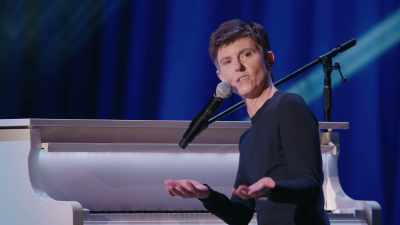 [audience laughs] - Tig Notaro: Hello Again