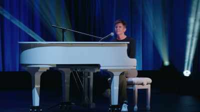 [audience laughs] - Tig Notaro: Hello Again