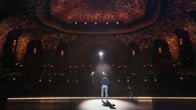 [audience laughs] - Tig Notaro: Hello Again