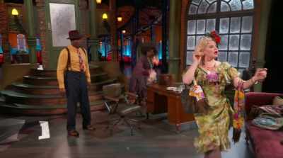 (audience laughs) - Annie Live!