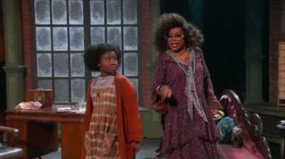 (audience laughs) - Annie Live!