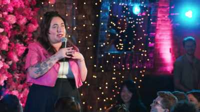 -[audience laughs]
-Um… - Liza Treyger: Night Owl
