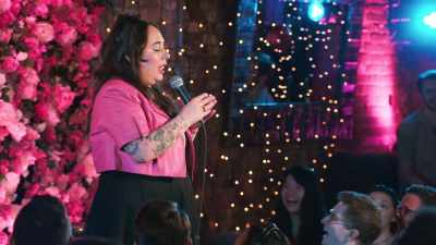 -[audience laughs]
-Um… - Liza Treyger: Night Owl