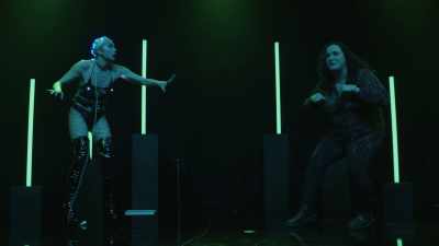 (audience member clucking) - Courtney Pauroso: Vanessa 5000